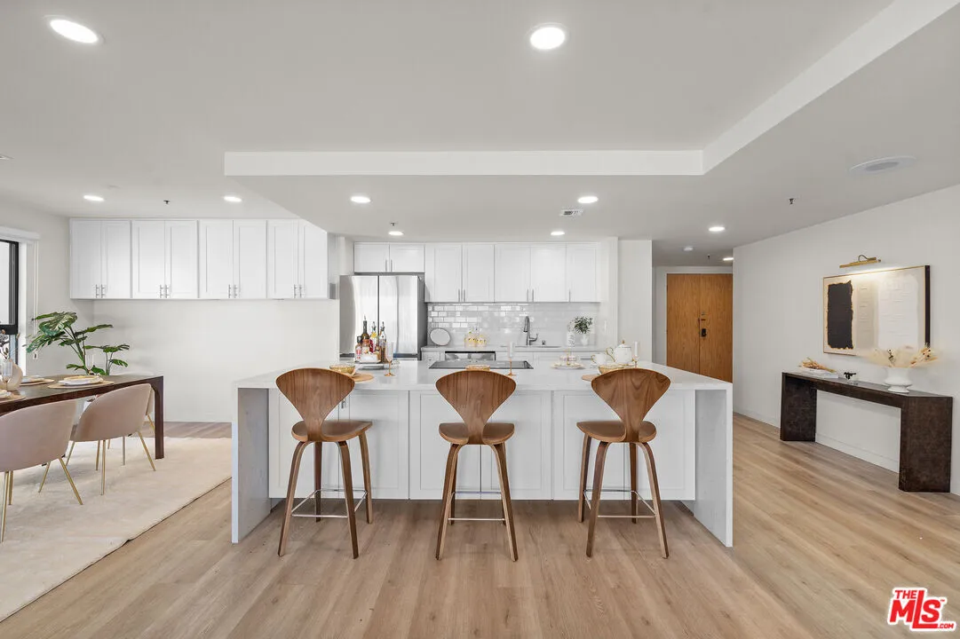 한인타운 콘도
						방2 화장실2, Over 1500 sf, 넓은 오프구조, 발코니, 탁 트인 뷰, 시큐리티, 편리한 위치
						콘도  Los Angeles CA's preview 0