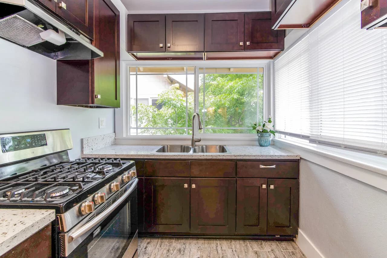 큰 독방/ 개인 전용 화장실/ 1 파킹/개인 출구
					룸메이트
					Los Angeles (한타지역's preview 3