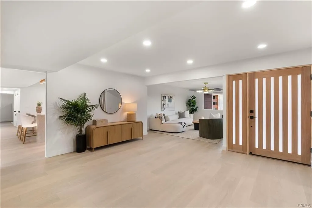 뷰!!뷰!!뷰!! 라하브라 최고위치!! 16,800 SqFt 넓은 Lot!! 단층 단독주택
						매우 밝고, 높은천장, Quartz 카운터탑 리모델링 부엌, 2중 창문, 벽난로, 새 페인트, 리모델링 화장실, 마루바닥, 멋진 뷰가 있는 넓은 뒷마당.

						주택  La Habra CA's preview 1