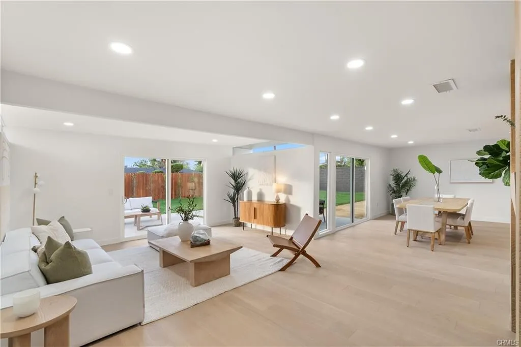 뷰!!뷰!!뷰!! 라하브라 최고위치!! 16,800 SqFt 넓은 Lot!! 단층 단독주택
						매우 밝고, 높은천장, Quartz 카운터탑 리모델링 부엌, 2중 창문, 벽난로, 새 페인트, 리모델링 화장실, 마루바닥, 멋진 뷰가 있는 넓은 뒷마당.

						주택  La Habra CA's preview 2