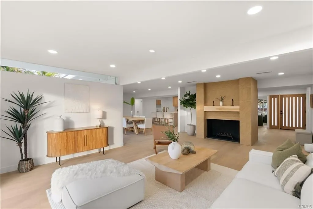 뷰!!뷰!!뷰!! 라하브라 최고위치!! 16,800 SqFt 넓은 Lot!! 단층 단독주택
						매우 밝고, 높은천장, Quartz 카운터탑 리모델링 부엌, 2중 창문, 벽난로, 새 페인트, 리모델링 화장실, 마루바닥, 멋진 뷰가 있는 넓은 뒷마당.

						주택  La Habra CA's preview 3