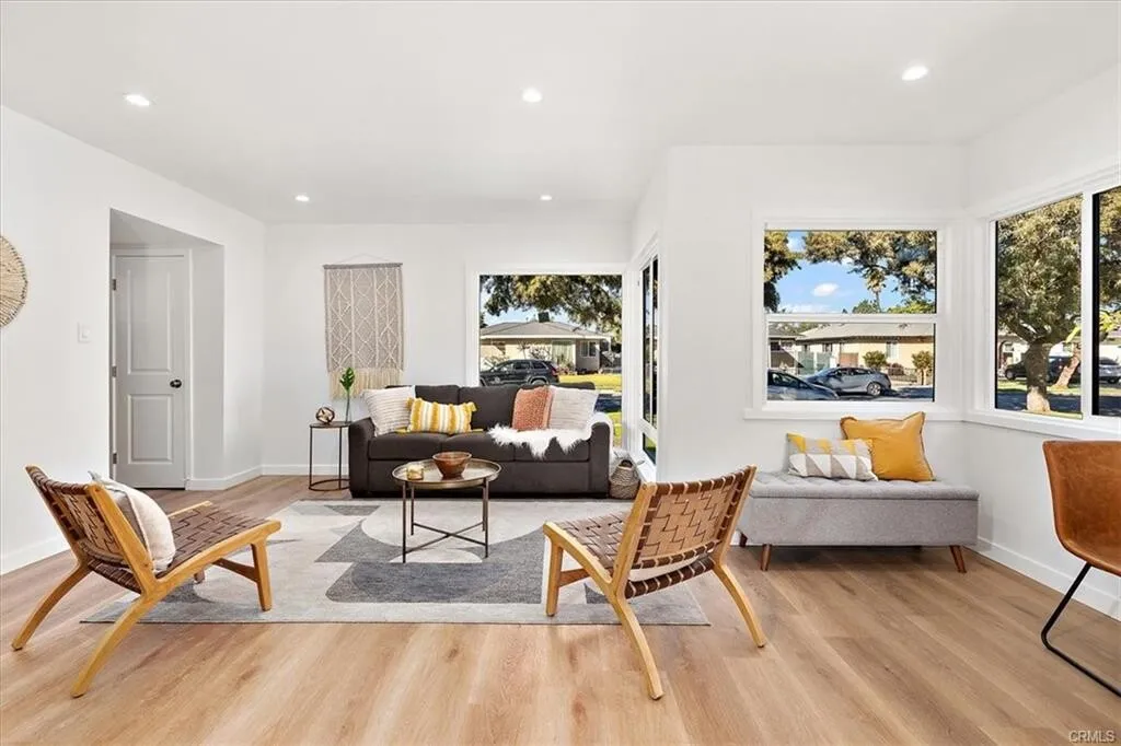 다운타운 13mi 피코리베라 착한가격 Upgraded 단층하우스
						3.5% 다운 가능한 조용하고 깨끗한 주택가 NO HOA
						주택  Pico Rivera CA's preview 2