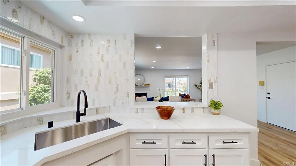 Beechwood학군 Beautiful 리모델링 단층 콘도
						세탁기 in-side, 2 car 주차
						콘도  Fullerton CA's preview 1