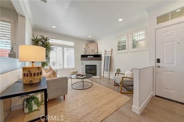 강력추천 1058  가든 그로브 타운홈 
						1999년생 / 3베드 2.5베쓰 / 1,465sf 
						타운하우스  Garden Grove CA's preview 2