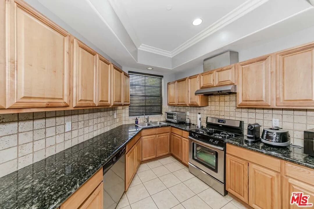 몬트로스 콘도
						2006년생, 방2 화장실3, 약 1450 sf, 타운홈 스타일, side by side 주차, 라크라센타 cv 학군
						콘도  La Crescenta CA's preview 0