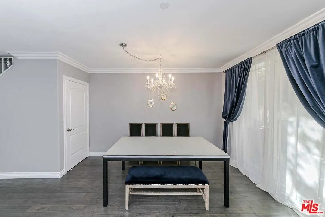 몬트로스 콘도
						2006년생, 방2 화장실3, 약 1450 sf, 타운홈 스타일, side by side 주차, 라크라센타 cv 학군
						콘도  La Crescenta CA's preview 1