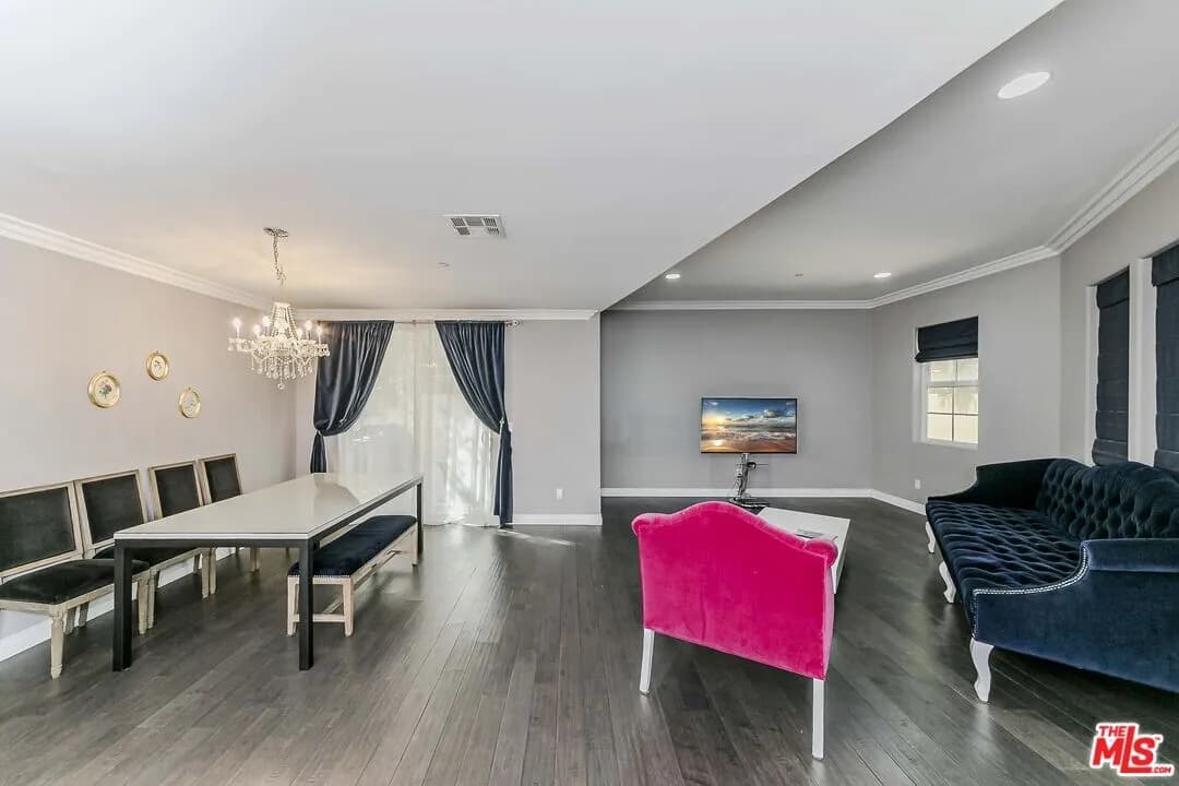 몬트로스 콘도
						2006년생, 방2 화장실3, 약 1450 sf, 타운홈 스타일, side by side 주차, 라크라센타 cv 학군
						콘도  La Crescenta CA's preview 2