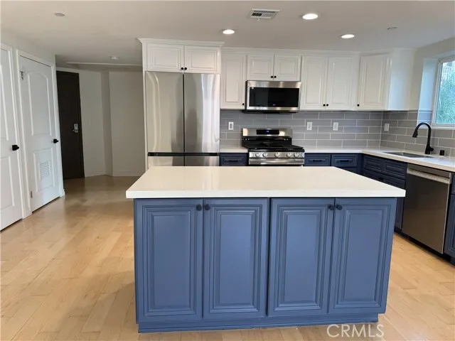 한인타운 콘도
						2008년생, 방3 화장실2, 약 1300 sf, 오픈구조, 코너 유닛, 넓은 Storage, 한인마켓 도보거리
						콘도  Los Angeles CA's preview 0