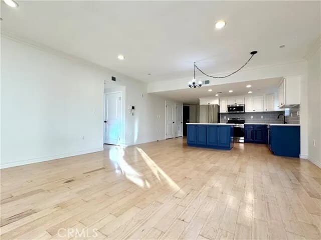 한인타운 콘도
						2008년생, 방3 화장실2, 약 1300 sf, 오픈구조, 코너 유닛, 넓은 Storage, 한인마켓 도보거리
						콘도  Los Angeles CA's preview 1