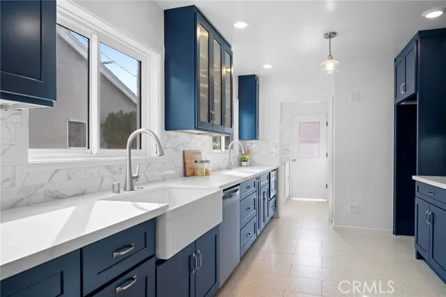 글렌데일 하우스 
						빙3 화장실2, 건평 약 1350 sf, 랏 약 6100 sf
						주택  Glendale CA's preview 1