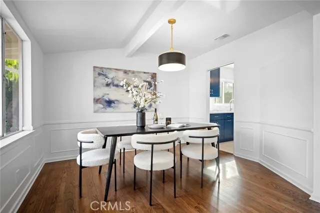 글렌데일 하우스 
						빙3 화장실2, 건평 약 1350 sf, 랏 약 6100 sf
						주택  Glendale CA's preview 2