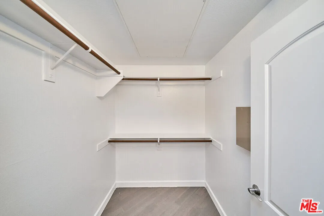 다운타운 콘도
						2007년생, 방1 화장실1, 약 700 sf, 오픈구조, 마루바닥, 웍인 클라셋, 24/7시큐리티
						콘도  Los Angeles CA's preview 3