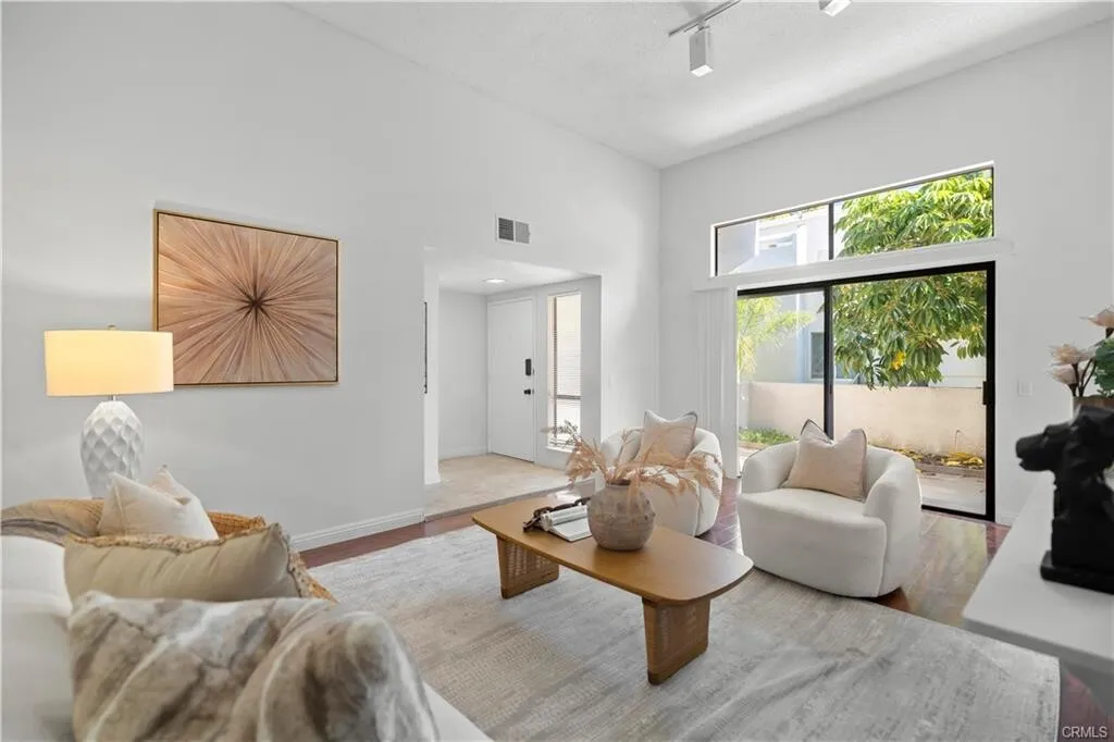 $725,000 리모델링 플러튼 1,652 SqFt 3베드 타운홈
						매우 밝고, 12-foot 높은천장, Quartz 카운터탑 부엌, Recessed Lighting, 2중창문, 마루바닥, 벽난로, 발코니, 바비큐할수있는 넓은 페리오.

						타운하우스  Fullerton CA's preview 1