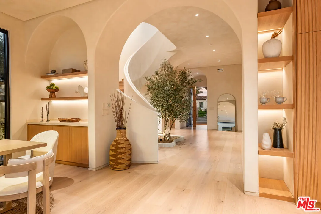 미라클마일 신축 하우스
						2025년생, 방5 화장실6, 건평 Over 4000 sf, 랏 약 5600 sf
						주택   CA's preview 1