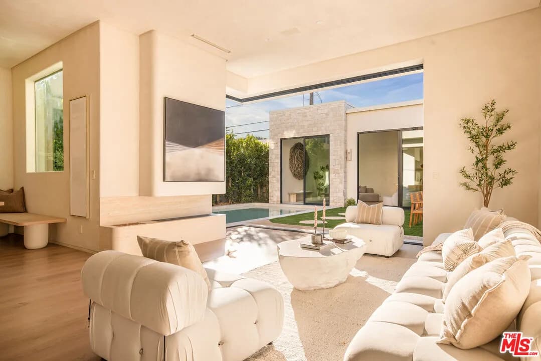 미라클마일 신축 하우스
						2025년생, 방5 화장실6, 건평 Over 4000 sf, 랏 약 5600 sf
						주택   CA's preview 2