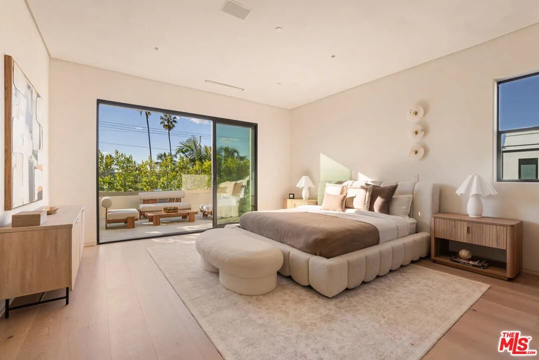 미라클마일 신축 하우스
						2025년생, 방5 화장실6, 건평 Over 4000 sf, 랏 약 5600 sf
						주택   CA's preview 3