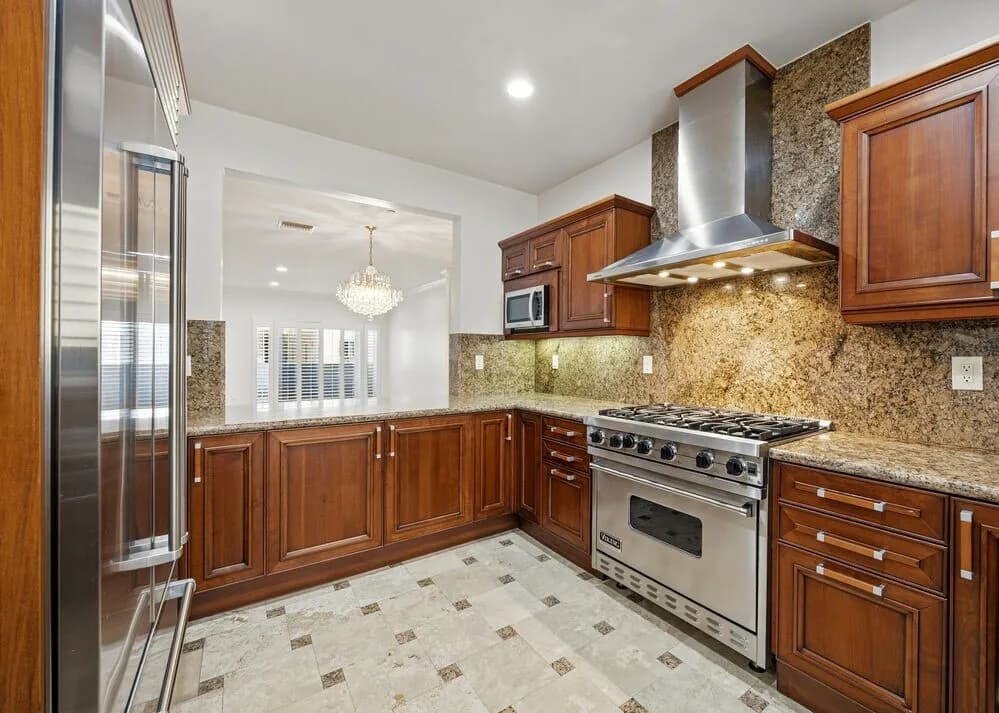 웨스트헐리웃 콘도
						2004년생, 방3 화장실3, 약 1700 sf, 하이실링, 웍인 클라셋, 발코니
						콘도  Los Angeles CA's preview 0