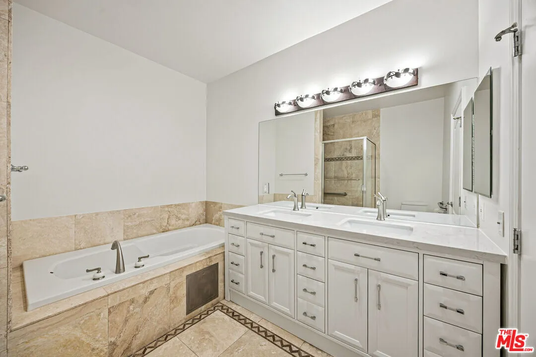 웨스트헐리웃 콘도
						2004년생, 방3 화장실3, 약 1700 sf, 하이실링, 웍인 클라셋, 발코니
						콘도  Los Angeles CA's preview 3