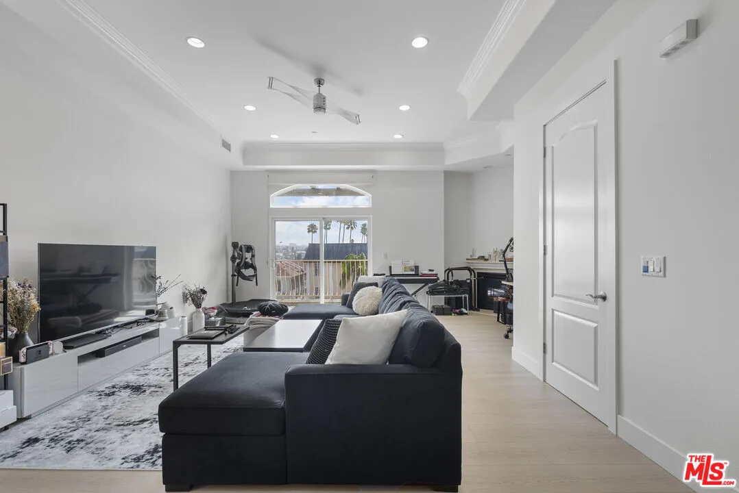 한인타운 콘도
						2005년생, 방2 화장실3, 약 1400 sf,. 꼭대기층, 오픈구조, 하이실링, 밝고 환함
						콘도  Los Angeles CA's preview 1