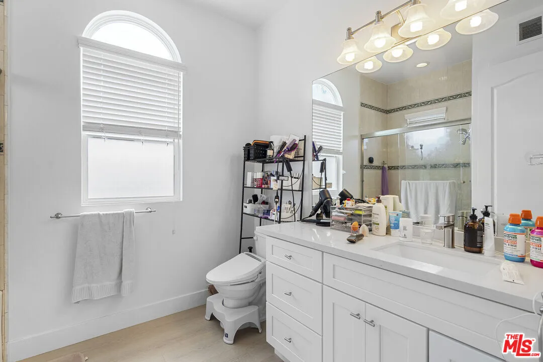 한인타운 콘도
						2005년생, 방2 화장실3, 약 1400 sf,. 꼭대기층, 오픈구조, 하이실링, 밝고 환함
						콘도  Los Angeles CA's preview 2