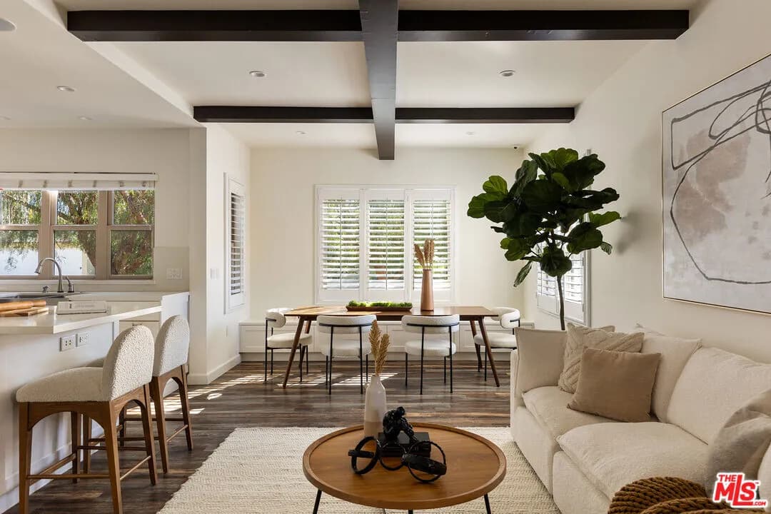 미드LA 하우스
						방3 화장실3, Guest House, 건평 Over 2000 sf, 랏 약 6000 sf
						주택  Los Angeles CA's preview 1