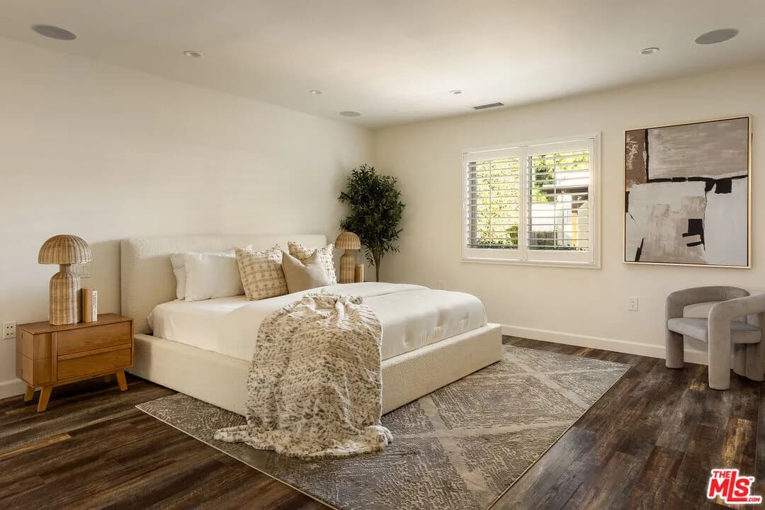 미드LA 하우스
						방3 화장실3, Guest House, 건평 Over 2000 sf, 랏 약 6000 sf
						주택  Los Angeles CA's preview 3