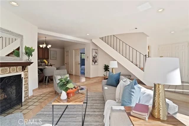 토렌스 콘도
						방4 화장실3, (1층에 방있는구조)약 1600 sf, 타운홈 스타일,  밝고 환함, 파킹3대
						콘도  Torrance CA's preview 1