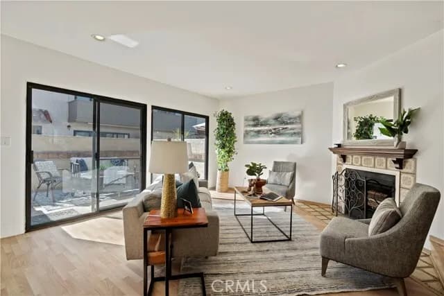 토렌스 콘도
						방4 화장실3, (1층에 방있는구조)약 1600 sf, 타운홈 스타일,  밝고 환함, 파킹3대
						콘도  Torrance CA's preview 2