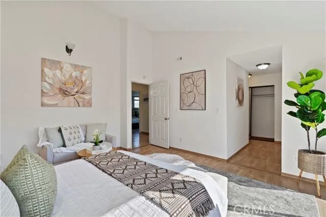 토렌스 콘도
						방4 화장실3, (1층에 방있는구조)약 1600 sf, 타운홈 스타일,  밝고 환함, 파킹3대
						콘도  Torrance CA's preview 3