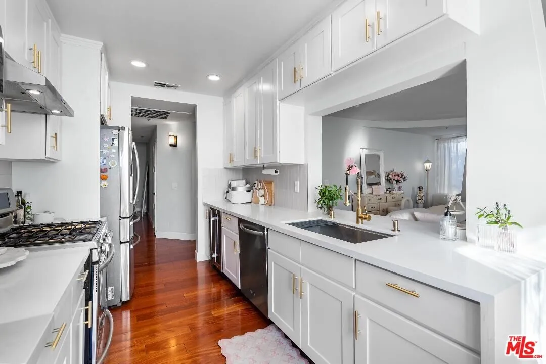 행콕팍 3가학군 콘도
						방2 화장실2, 약 1600 sf, 오픈구조, 밝고 환함, Front & Corner 유닛, 발코니
						콘도  Los Angeles CA's preview 0