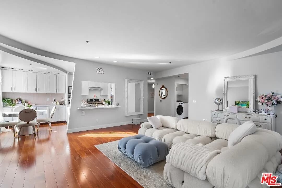 행콕팍 3가학군 콘도
						방2 화장실2, 약 1600 sf, 오픈구조, 밝고 환함, Front & Corner 유닛, 발코니
						콘도  Los Angeles CA's preview 1