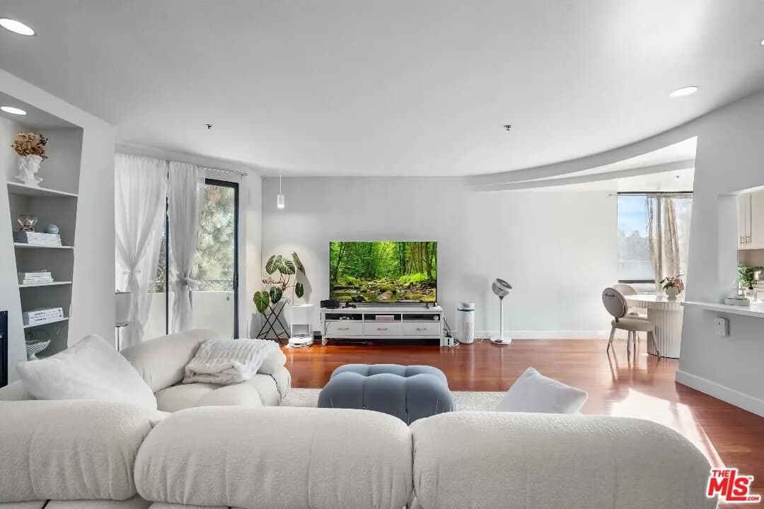 행콕팍 3가학군 콘도
						방2 화장실2, 약 1600 sf, 오픈구조, 밝고 환함, Front & Corner 유닛, 발코니
						콘도  Los Angeles CA's preview 3