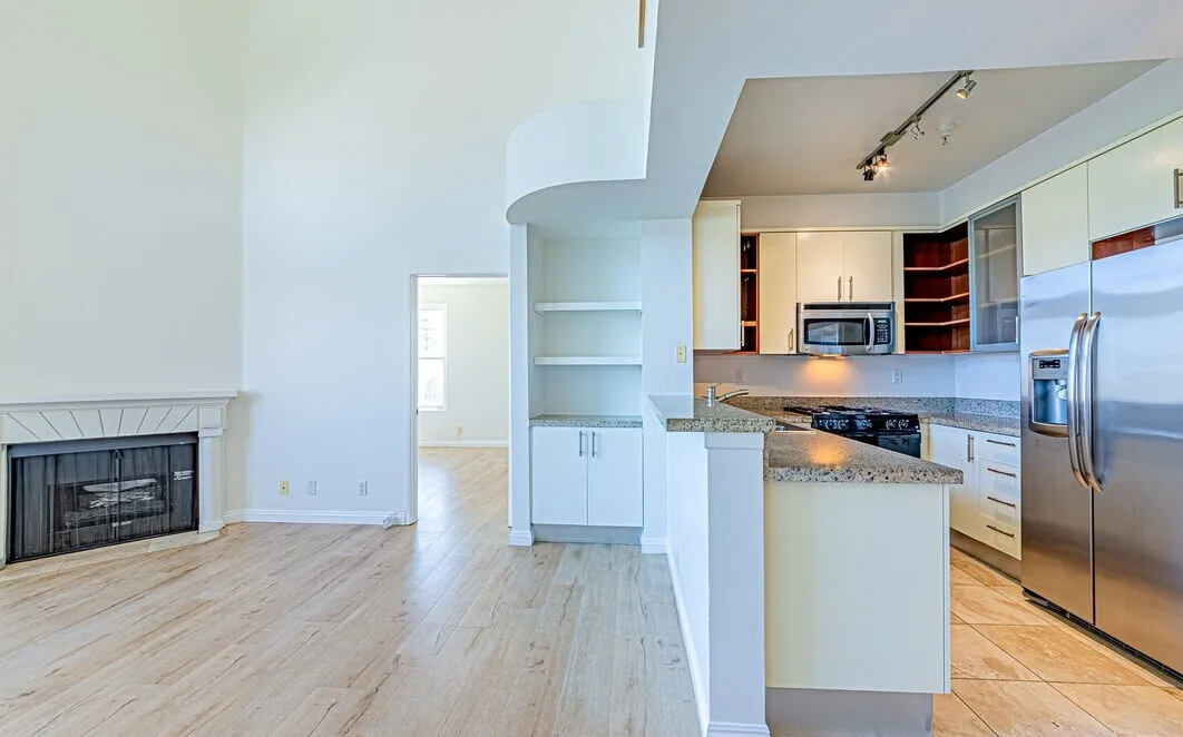 행콕팍 근처 콘도
						방2 화장실2 +LOFT, 꼭대기층, 마루바닥, 밝고 환함, 짐, 수영장, 사우나, 게스트파킹, 시큐리티
						콘도  Los Angeles CA's preview 0