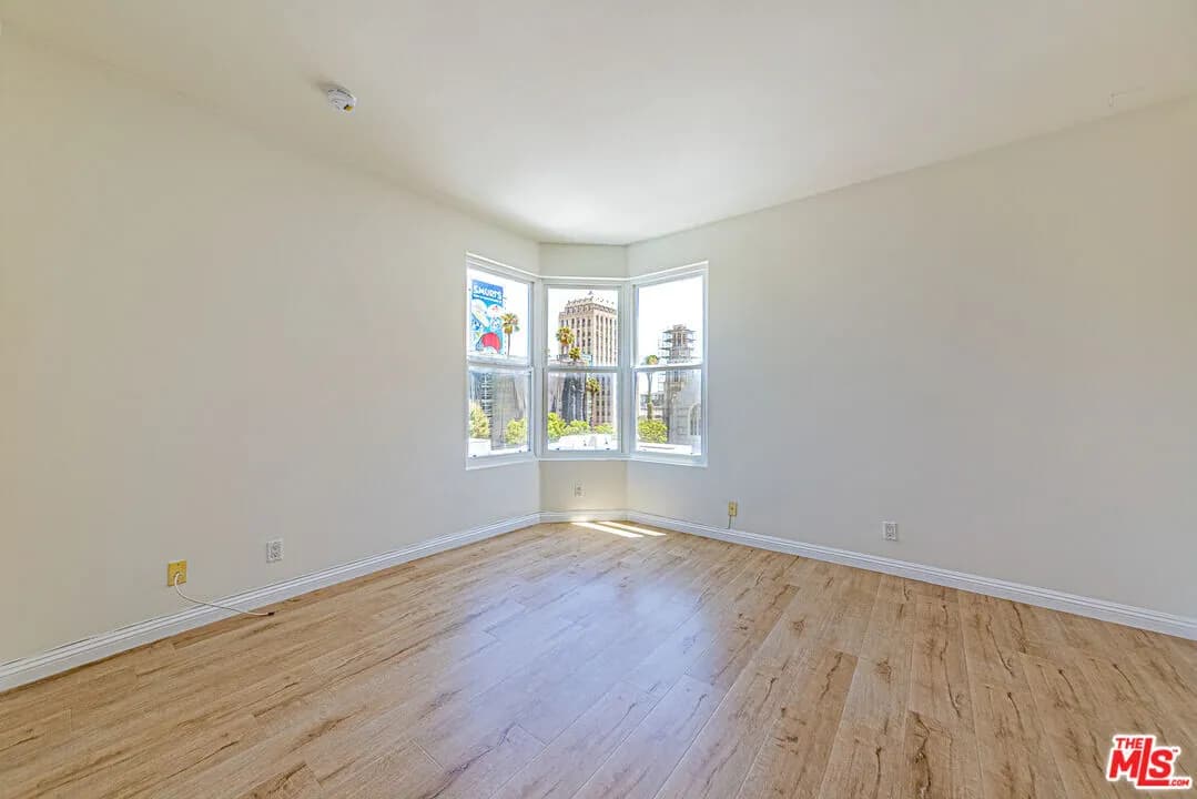 행콕팍 근처 콘도
						방2 화장실2 +LOFT, 꼭대기층, 마루바닥, 밝고 환함, 짐, 수영장, 사우나, 게스트파킹, 시큐리티
						콘도  Los Angeles CA's preview 2