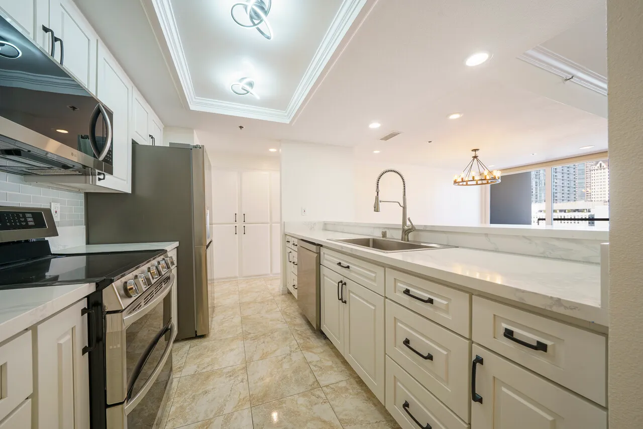 다운타운 펜트하우스
						방2+DEN 화2, 1600sf이상, 리모델, 발코니, 24HR경비, 부대시설, Side by Side 주차
						콘도  Los Angeles CA's preview 0