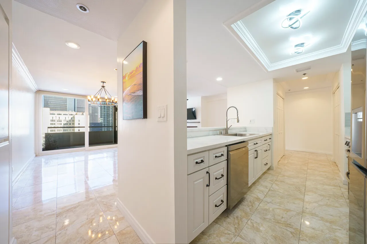 다운타운 펜트하우스
						방2+DEN 화2, 1600sf이상, 리모델, 발코니, 24HR경비, 부대시설, Side by Side 주차
						콘도  Los Angeles CA's preview 2