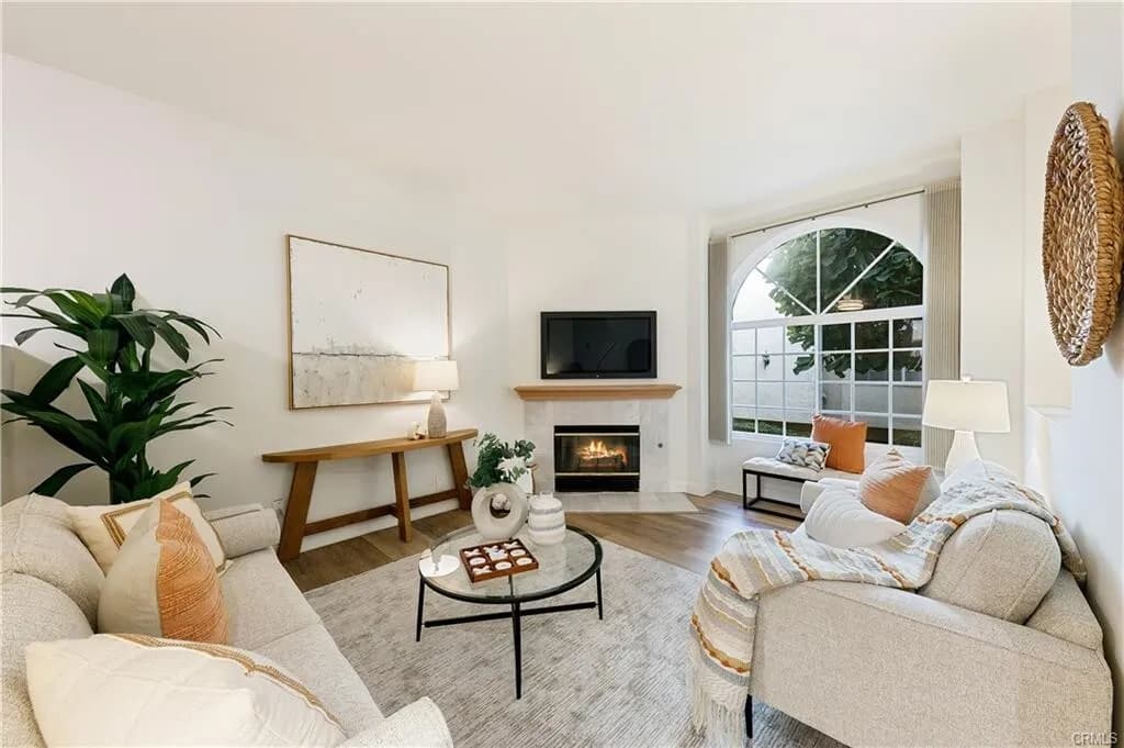 [가디나] 다운타운 12mi 게이트 리조트단지 리모델링 타운홈
						2 car attached 그라지, Central A/C
						타운하우스  Gardena CA's preview 0