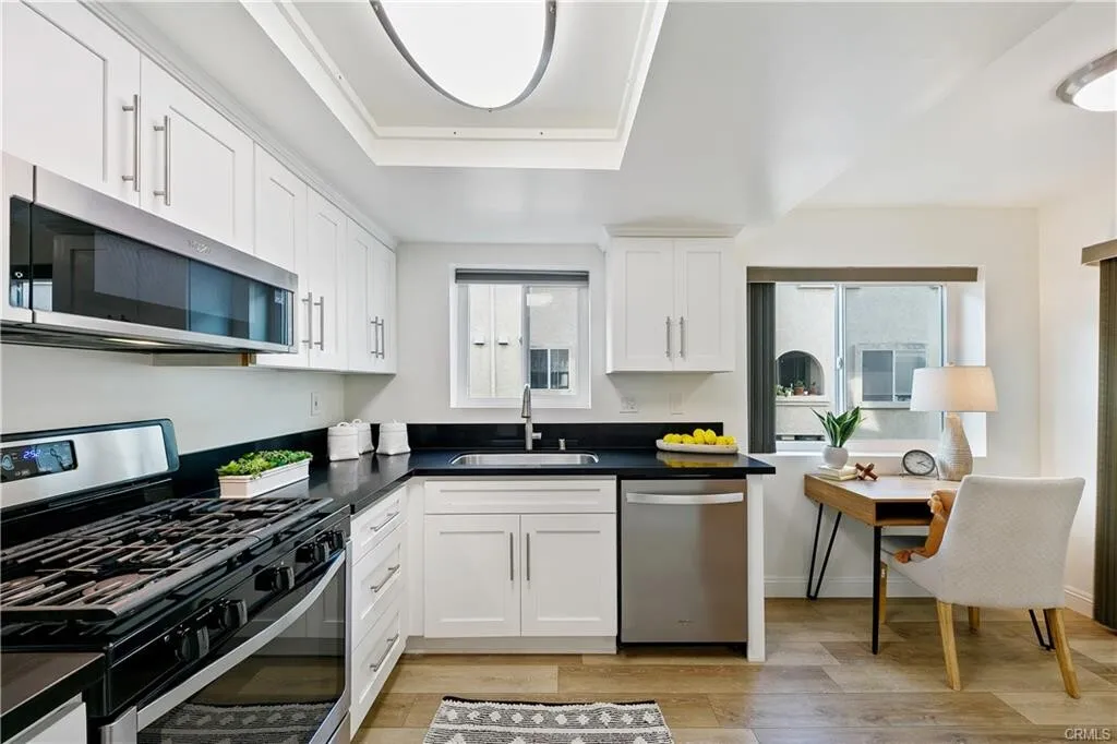 [가디나] 다운타운 12mi 게이트 리조트단지 리모델링 타운홈
						2 car attached 그라지, Central A/C
						타운하우스  Gardena CA's preview 3