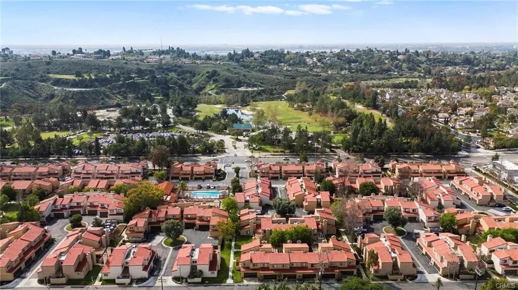 [플러튼] 인기많은 리조트단지 Mark III 리모델링 방3개 타운홈
						넓은 앞마당, 2car attached 그라지, 리조트단지, FHA승인,코너집
						타운하우스  Fullerton CA's preview 0