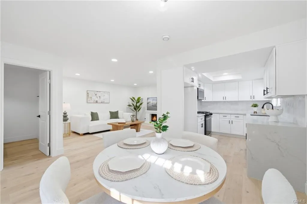 [플러튼] 인기많은 리조트단지 Mark III 리모델링 방3개 타운홈
						넓은 앞마당, 2car attached 그라지, 리조트단지, FHA승인,코너집
						타운하우스  Fullerton CA's preview 2