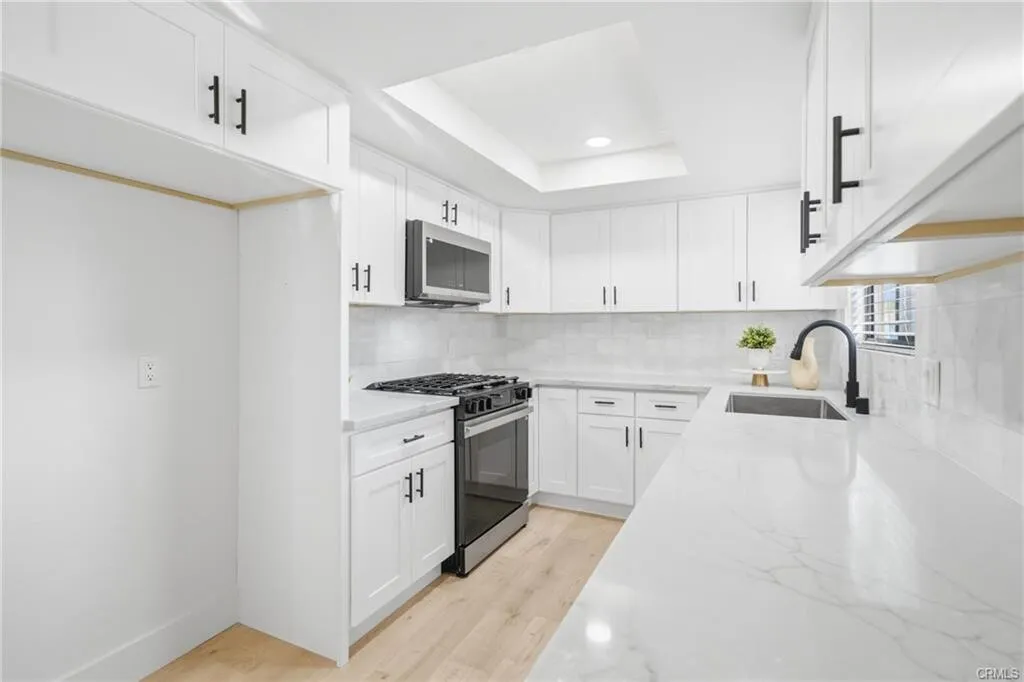 [플러튼] 인기많은 리조트단지 Mark III 리모델링 방3개 타운홈
						넓은 앞마당, 2car attached 그라지, 리조트단지, FHA승인,코너집
						타운하우스  Fullerton CA's preview 3