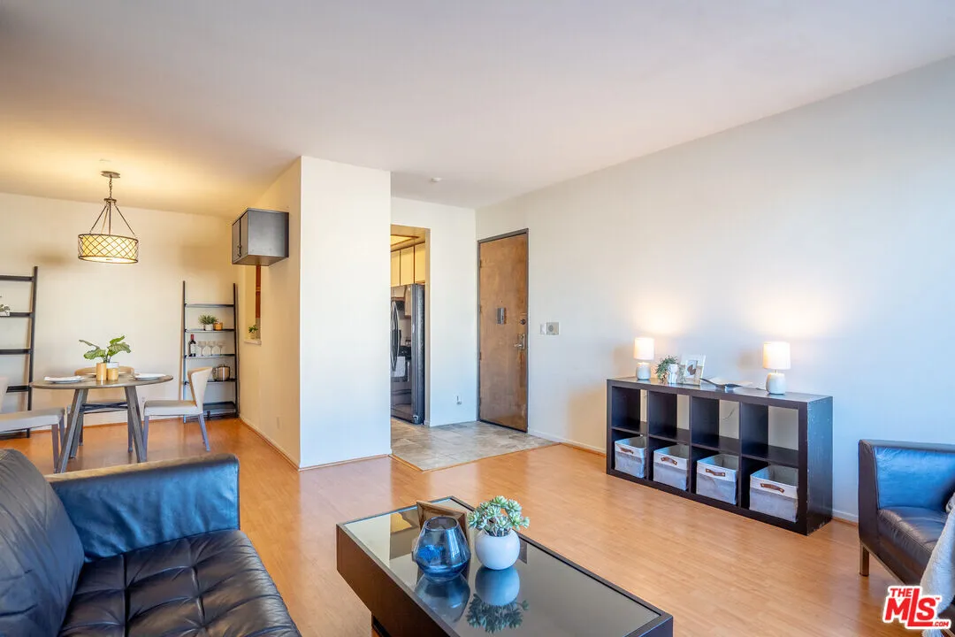 강력추천 1059 한인타운 중심 콘도
						1987년생 / 2베드 2베쓰 / 972sf / EV충전
						콘도  Los Angeles CA's preview 3