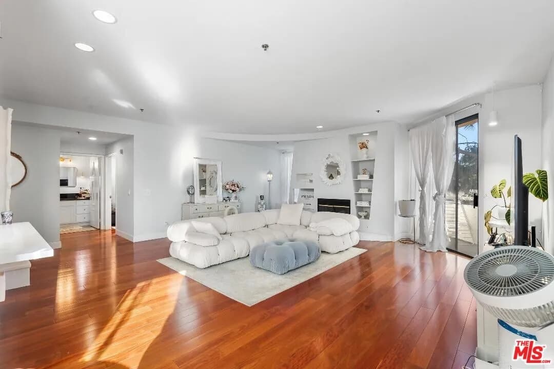 강력추천 1060 3가 학군 콘도
						1992년생 / 2베드 2베쓰 / 1,564 sf
						콘도  Los Angeles CA's preview 1