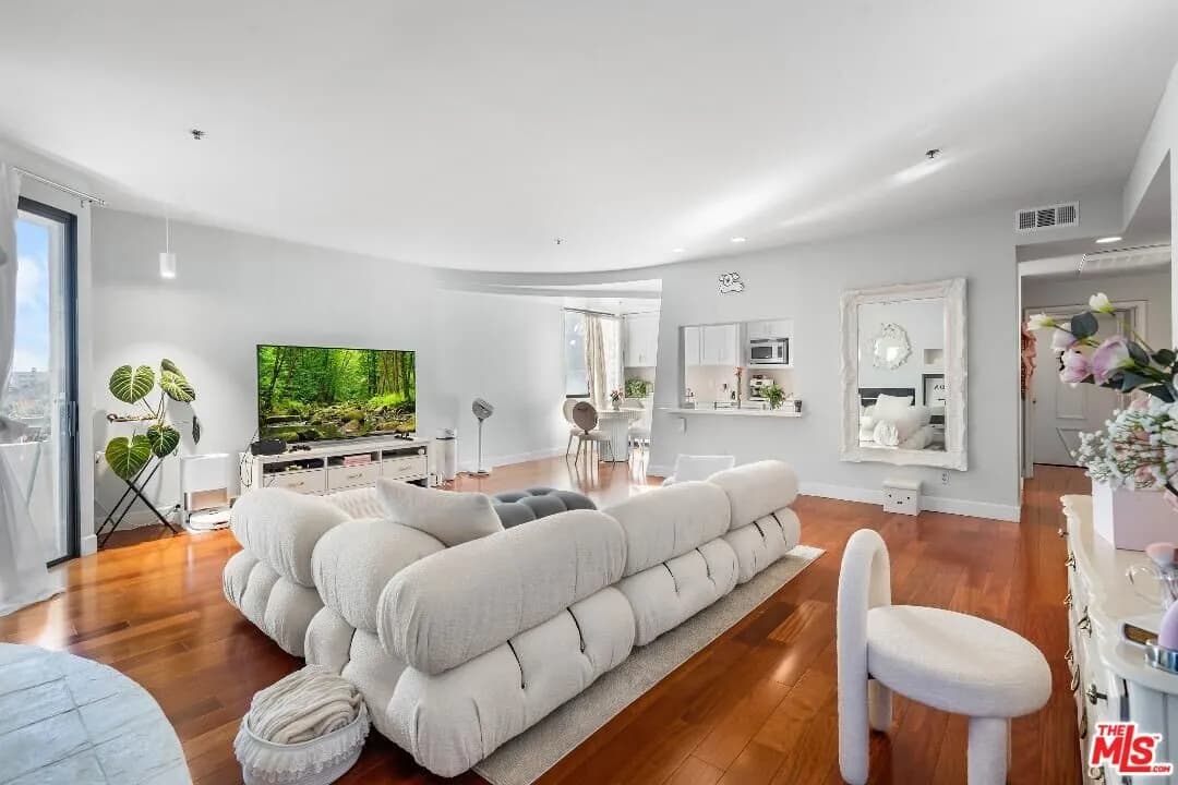 강력추천 1060 3가 학군 콘도
						1992년생 / 2베드 2베쓰 / 1,564 sf
						콘도  Los Angeles CA's preview 2