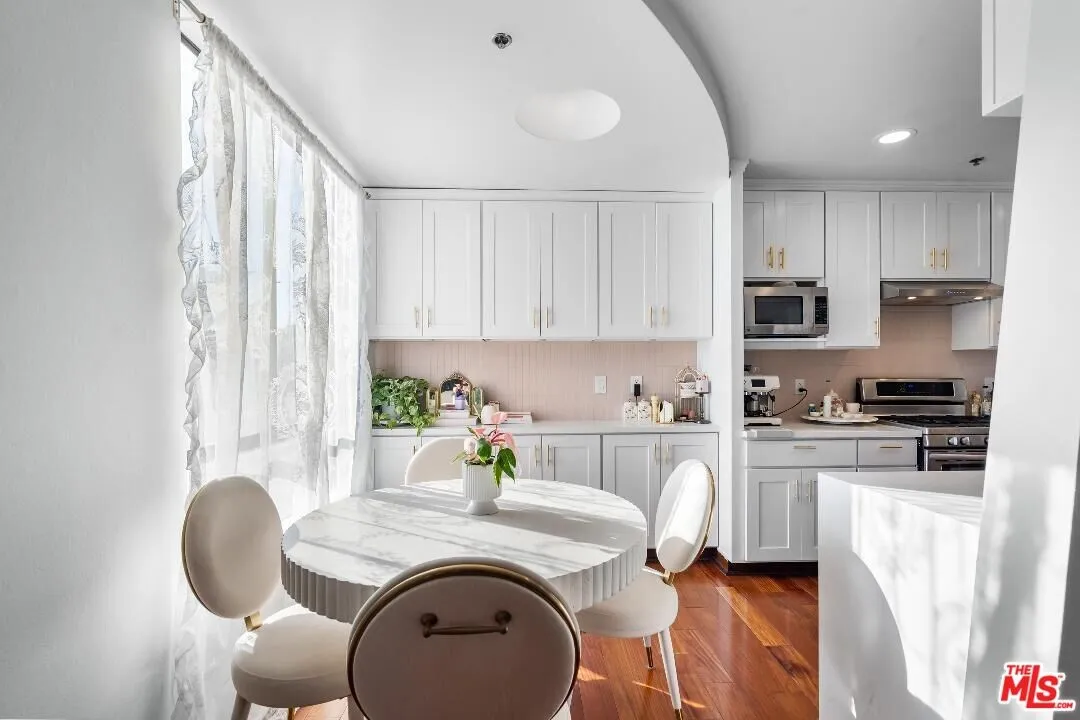 강력추천 1060 3가 학군 콘도
						1992년생 / 2베드 2베쓰 / 1,564 sf
						콘도  Los Angeles CA's preview 3