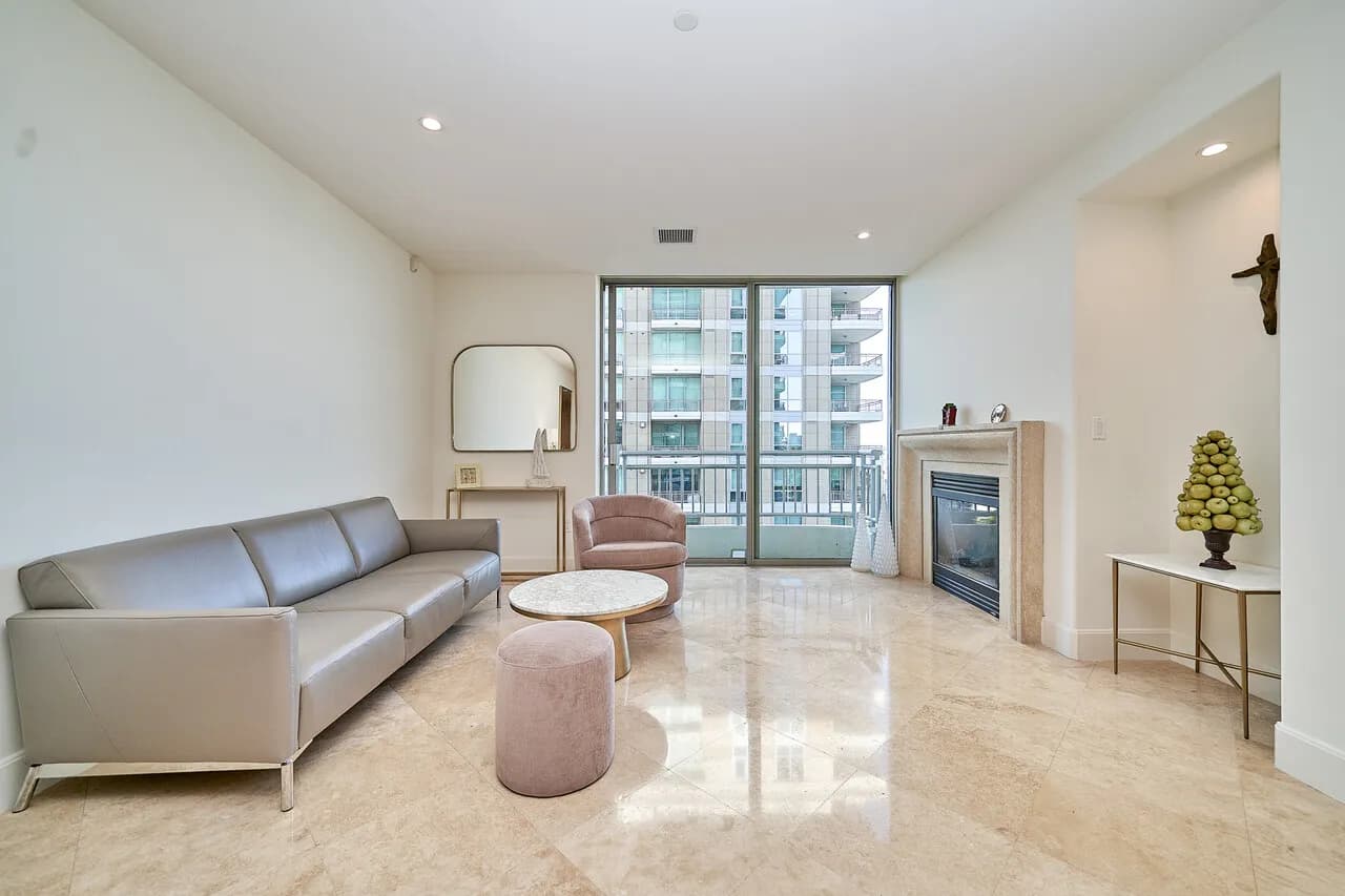 Irvine 대표 럭셔리 레지던스 ‘The Plaza"
						5성급 리조트형 어메니티(컨시어지·보안·피트니스·올림픽풀)오픈 레이아웃, 고급 주방, 넓은 프라이머리 스위트, 트라버틴 타일 거실과 아름다운 시티뷰까지
						콘도  Irvine CA's preview 0