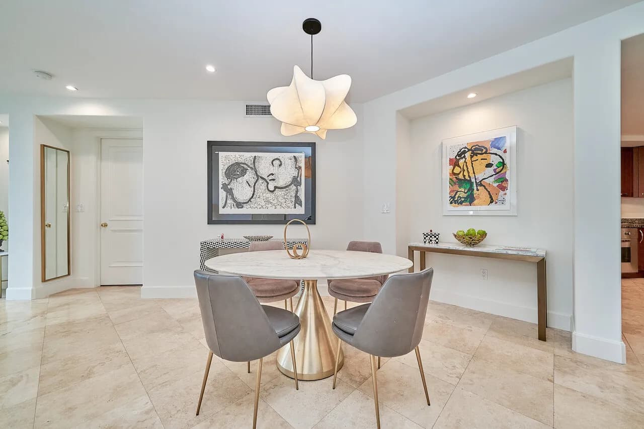 Irvine 대표 럭셔리 레지던스 ‘The Plaza"
						5성급 리조트형 어메니티(컨시어지·보안·피트니스·올림픽풀)오픈 레이아웃, 고급 주방, 넓은 프라이머리 스위트, 트라버틴 타일 거실과 아름다운 시티뷰까지
						콘도  Irvine CA's preview 1