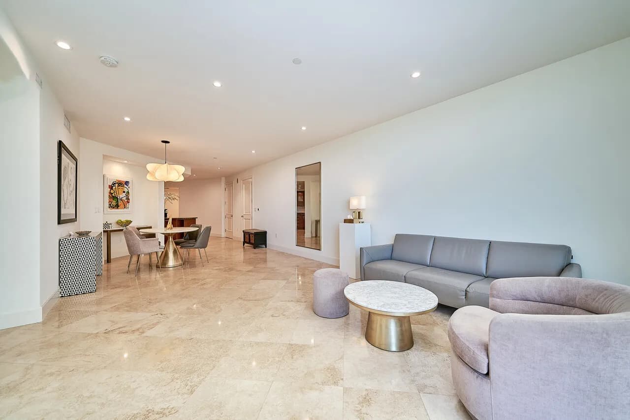 Irvine 대표 럭셔리 레지던스 ‘The Plaza"
						5성급 리조트형 어메니티(컨시어지·보안·피트니스·올림픽풀)오픈 레이아웃, 고급 주방, 넓은 프라이머리 스위트, 트라버틴 타일 거실과 아름다운 시티뷰까지
						콘도  Irvine CA's preview 2