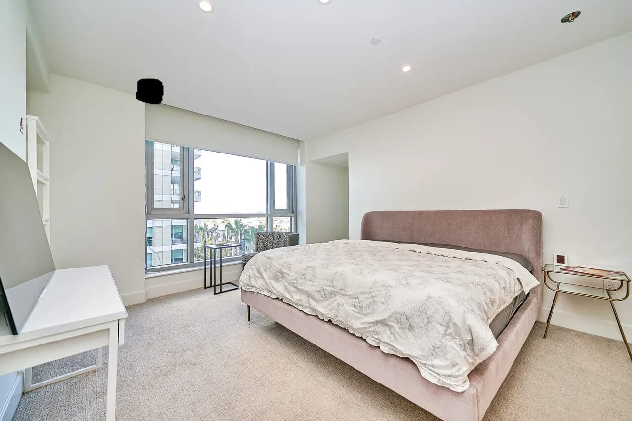 Irvine 대표 럭셔리 레지던스 ‘The Plaza"
						5성급 리조트형 어메니티(컨시어지·보안·피트니스·올림픽풀)오픈 레이아웃, 고급 주방, 넓은 프라이머리 스위트, 트라버틴 타일 거실과 아름다운 시티뷰까지
						콘도  Irvine CA's preview 3