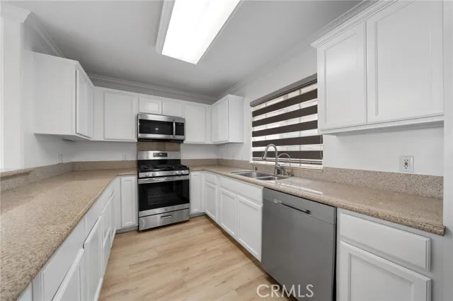 [한인타운] 방2+화3 1,140sf 2006년생 콘도
						리모델링, 층간 소음 없는 타운하우스 스타일
						콘도  Los Angeles CA's preview 1